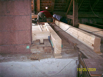 die ersten Sanierungsarbeiten im Dachgescho